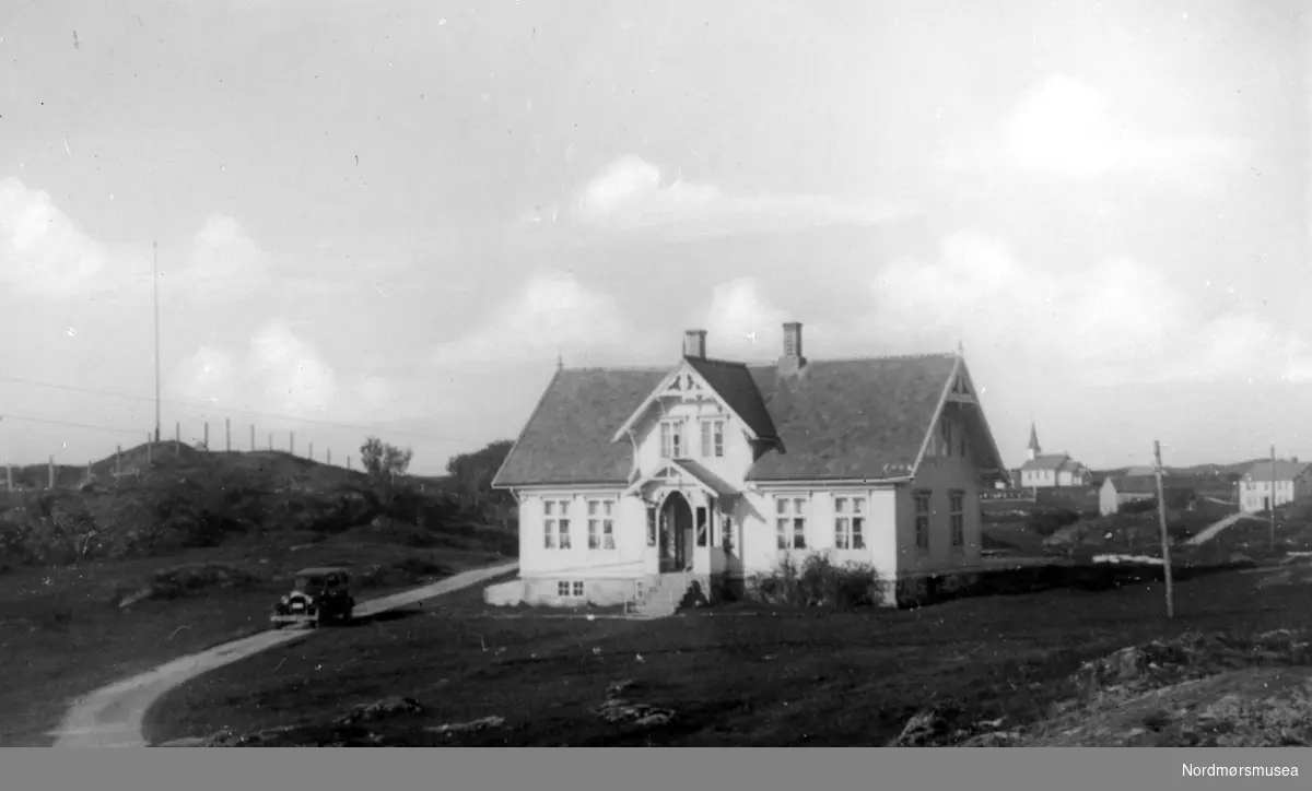 Foto fra et bolighus, trolig i Smøla kommune. Straumen gnr 20 bnr 1 Bygd av Lars Taknes

(Informant: Karle Gjernes.)
