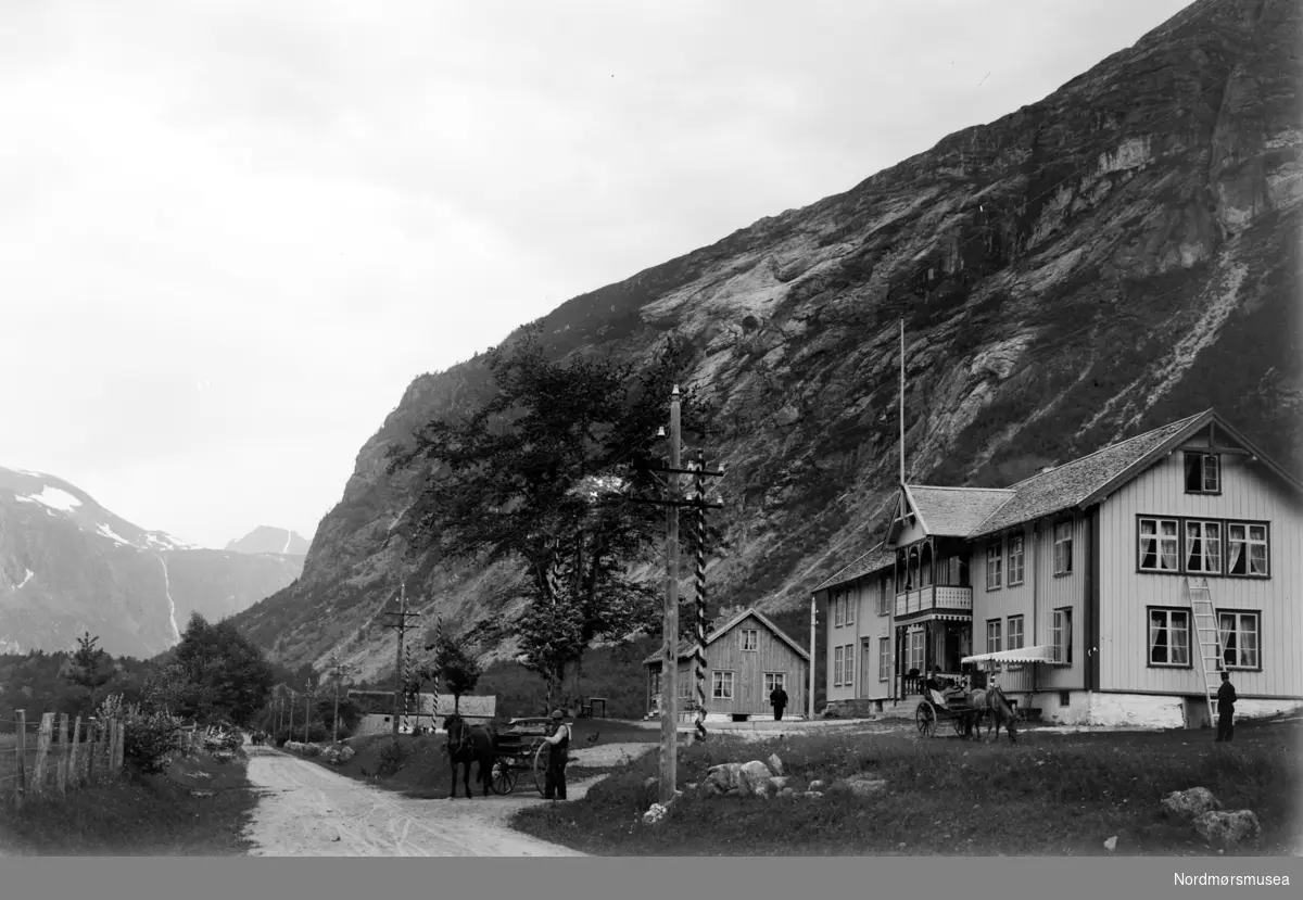 Bildet er fra Flatmark skysstasjon i Romsdalen (Søre Flatmark) (Info: 
Ågot Alnes Orvik).   Fra Nordmøre museums fotosamlinger.