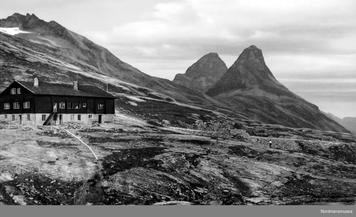 Foto fra Trollstigen i Rauma kommune. Fotograf er sannsynligvis Georg Sverdrup. Året er 1937. Fra Nordmøre Museums fotosamlinger. 
