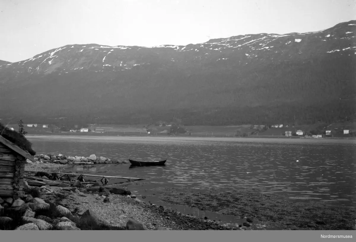 Eidsvågen i Romsdal. Fotografert frå nordsida, over Eidsvågleira mot gardane Langset til v. og Grønfet til h. (Info: Lars Brubæk)  -Naturbilde, Litt av et naust til venstre. Fra Nordmøre Museums fotosamlinger.