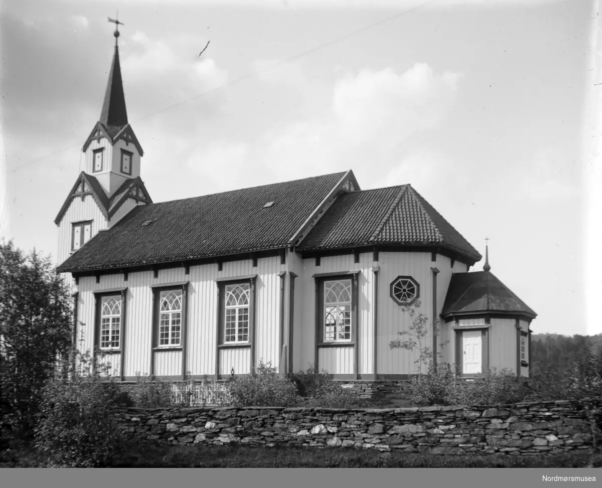 Foto av en flott kirke. Det er usikkert hvor og når bildet er tatt, men trolig i Møre og Romsdal omkring 1920 til 1939. Fra Nordmøre museums fotosamlinger.
