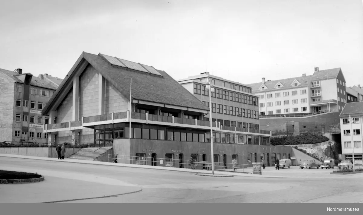 Kristiansund rådhus i Kaibakken 2. Plassen nedenfor rådhuset som var Fisketorget og Tollbua har nå blitt til Rådhusplassen. Rådhuset ble ferdig oppført i 1953, og arkitektene bak bygget var Molle og Per Cappelen, som vant konkuransen om oppføringen av rådhuset i 1947, med omkamp-konkuranse i 1948. Entreprenørene var Aasprong og Svendsvik, og bygget er reist på armert betong i to volumer: En kontorfløy og en bystyresal, med det hele på en sokkeletasje. Byvåpenet utenfor Bystyresalen var med på arkitektyenes tegninger, men kom på plass først ved byjulileet 1992. Nordmøre Museum.