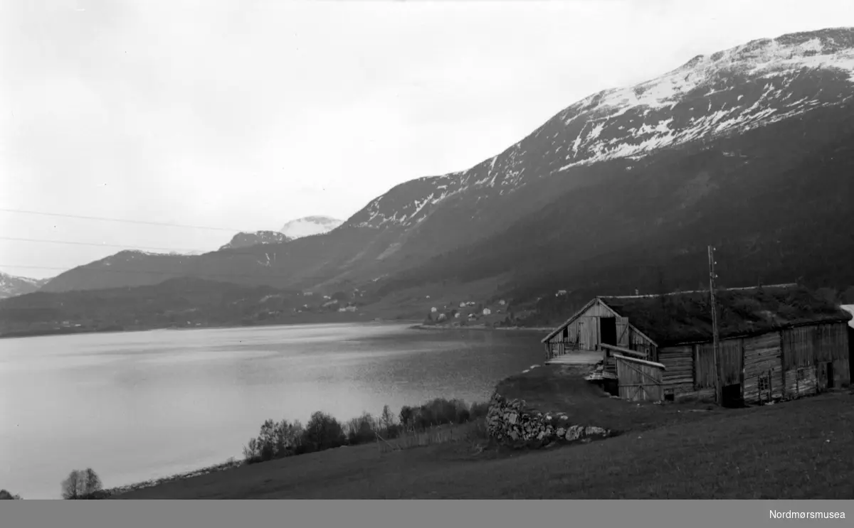 Mangler informasjon. Muligens fra Batnfjorden. Tekst mangler. Her trenger vi hjelp av noen som kjenner seg igjen. Hvor, når, hvem er avbildet? Fra Nordmøre Museum sin fotosamlingsamlinger.
