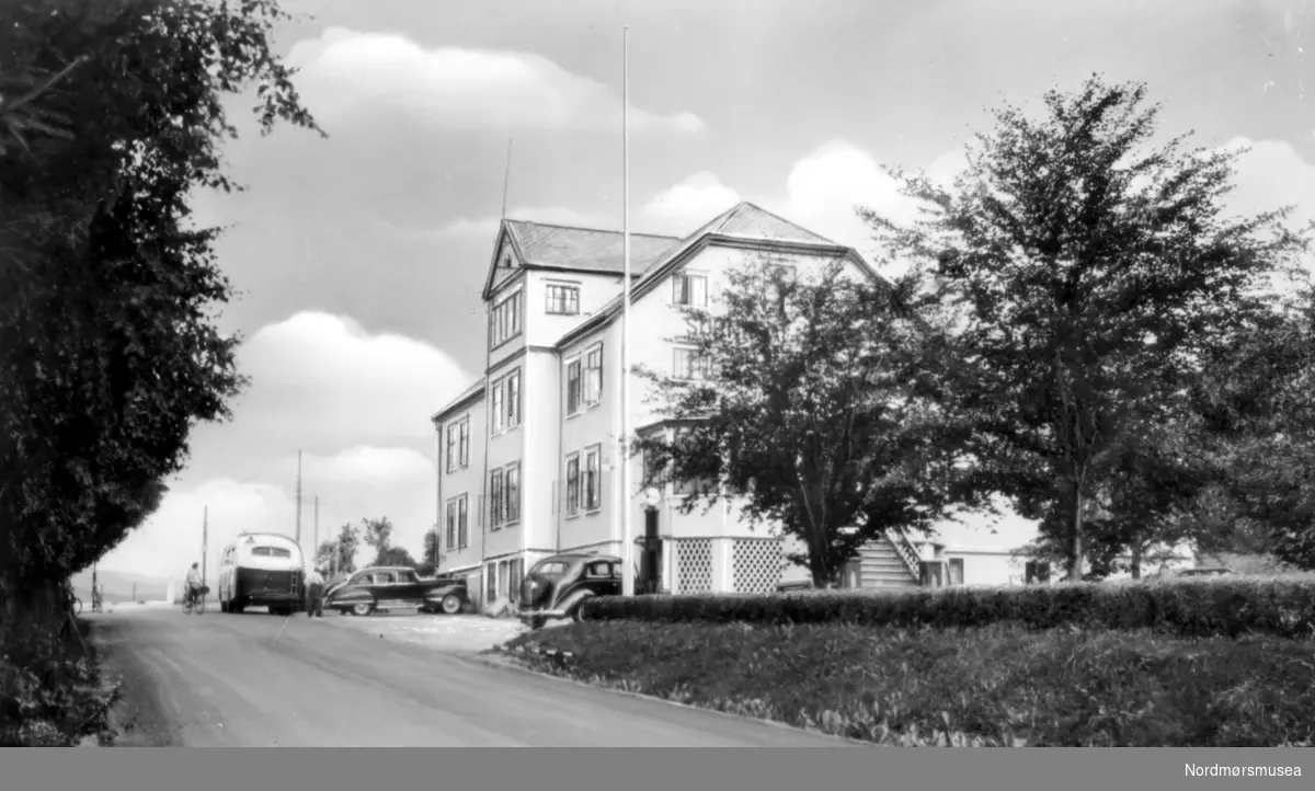 Bilde av Surnadal Hotell. Eier var familien Andreassen. Fotograf er trolig Georg Sverdrup, mens datering er mer usikker. Trolig mellom 1930 til 1960. Fra Nordmøre Museums fotosamlinger. - Datering klart etterkrigs. Bilen mellom bussen og hotellet er en 1946-47 Hudson. Til høyre
foran bensinpumpa, en 1937 Ford V8 med uoriginal plassering av reservehjulet utenpå bagasjelokket.

























































































































 (Tilleggsopplysning: Ivar E. Stav.)



