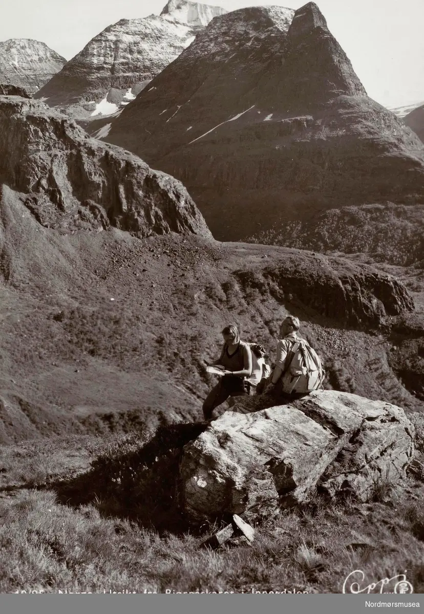 Postkort ";10/95"; med motiv fra Bjøraskaret i Innerdalen, Sunndal kommune. Her ser vi to turgåere som tar en pause i bakken. Utgitt av Eberh. B. Oppi A/S. Fra Nordmøre Museums fotosamlinger. /Reg:EFR2013/
