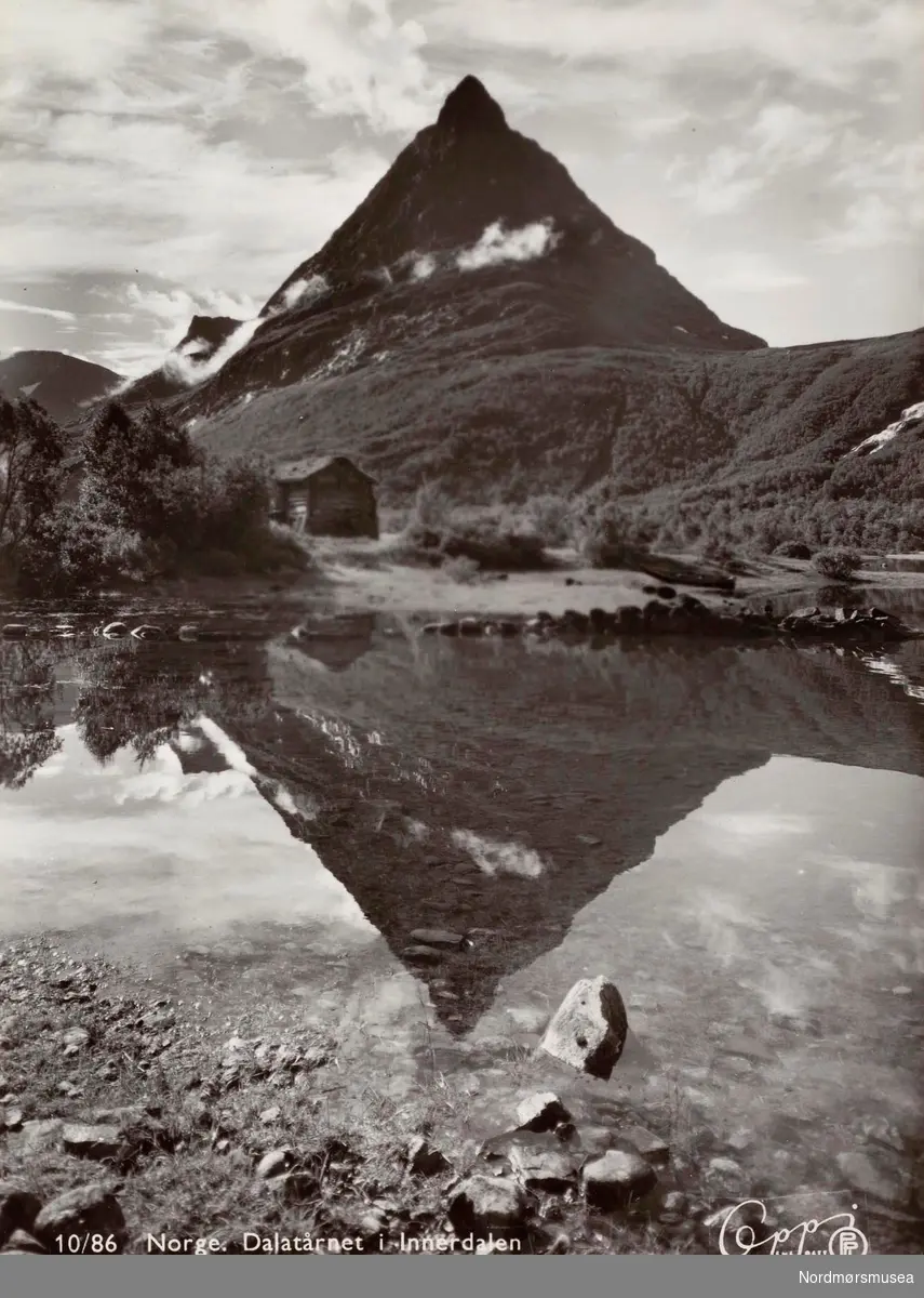 Postkort ";10/86"; med motiv fra Dalatårnet i Innerdalen, Sunndal kommune. Utgitt av Eberh. B. Oppi A/S. Fra Nordmøre Museums fotosamlinger. /Reg:EFR2013/
