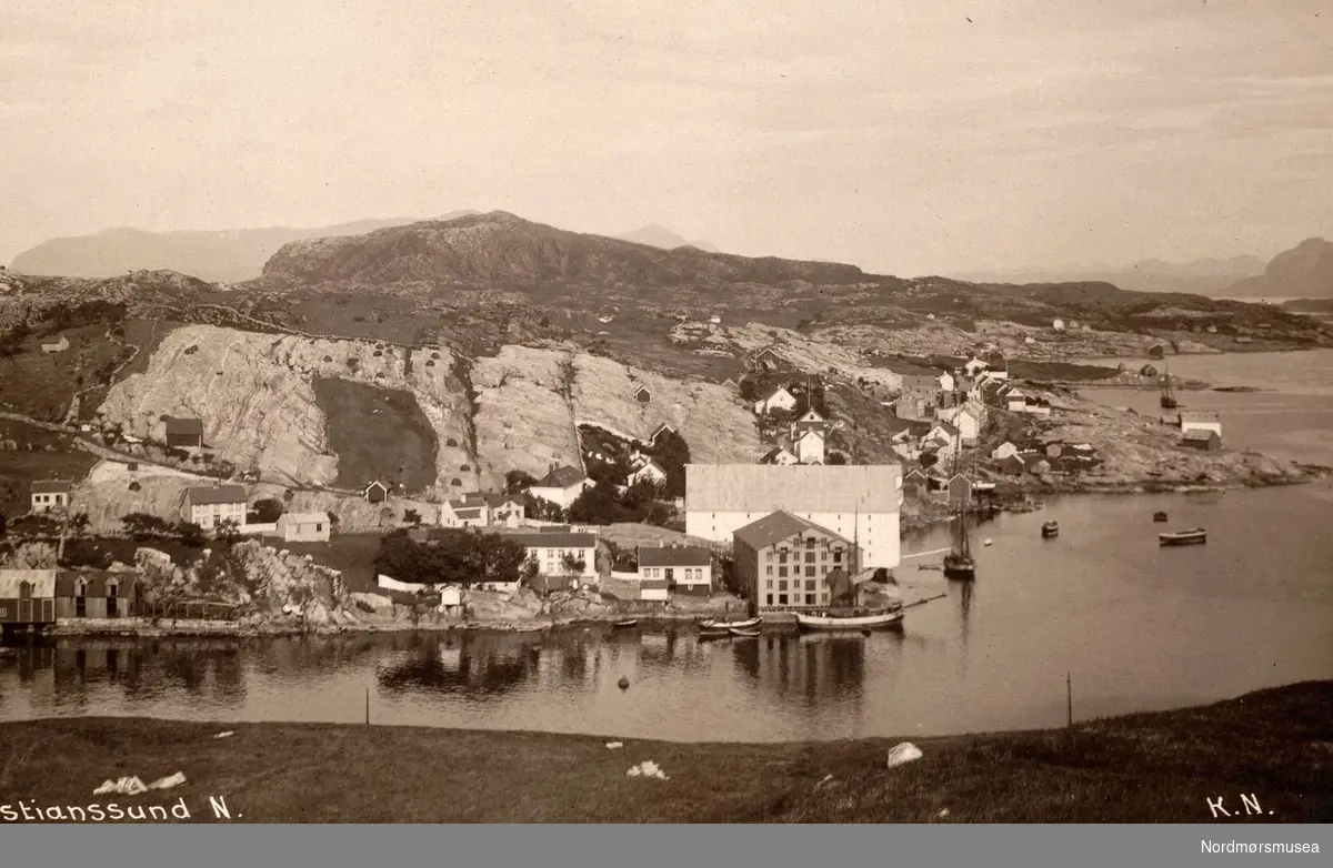 Postkort med motiv fra havnebassenget i Kristiansund. Kortet er utgitt av Kunstforlaget National A/S i 1909. Fotograf er ukjent. Fra Nordmøre Museums fotosamlinger. Reg: EFR
