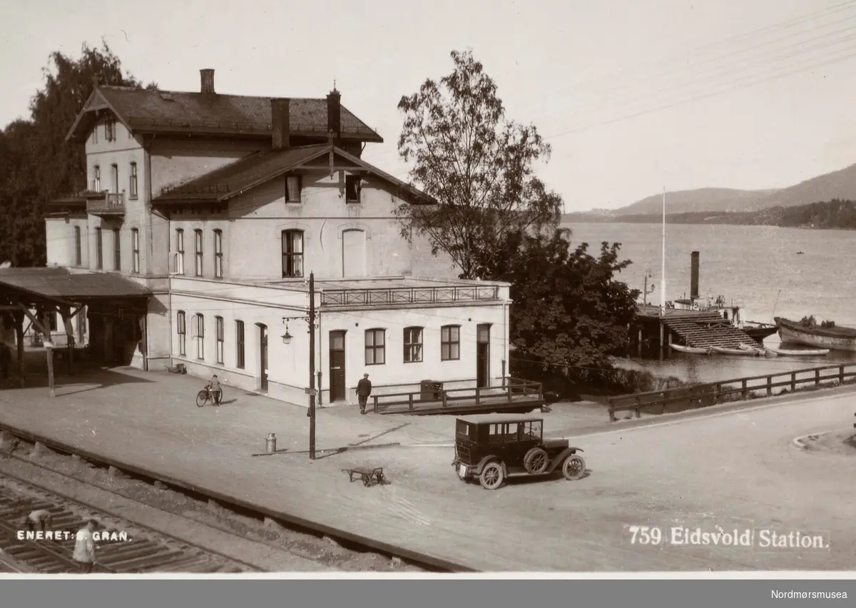 Postkort ";759 Eidsvold station"; i Eidsvoll kommune, Akershus fylke. Fotograf er trolig S. Gran. Fra Nordmøre Museums fotosamlinger. Reg: EFR
