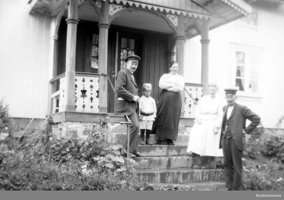 Foto trolig av Georg Sverdrup
til venstre
i bildet.De andre er ikke
kjent.
 Bildet er muligens fra Eidsvåg i Nesset kommune. Fra Nordmøre museums fotosamlinger.
