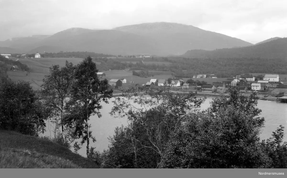 Postkort med Vinjeøra i Hemne kommune som motiv. Postkortet er datert 1936. Fra Nordmøre museums fotosamlinger. Reg: EFR
