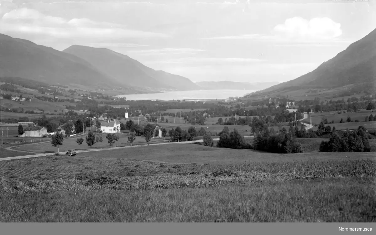 Dublett. Postkort med motiv fra Batnfjorden i Gjemnes kommune. Postkortet er datert 1935. Fra Nordmøre museums fotosamlinger. Reg: EFR
