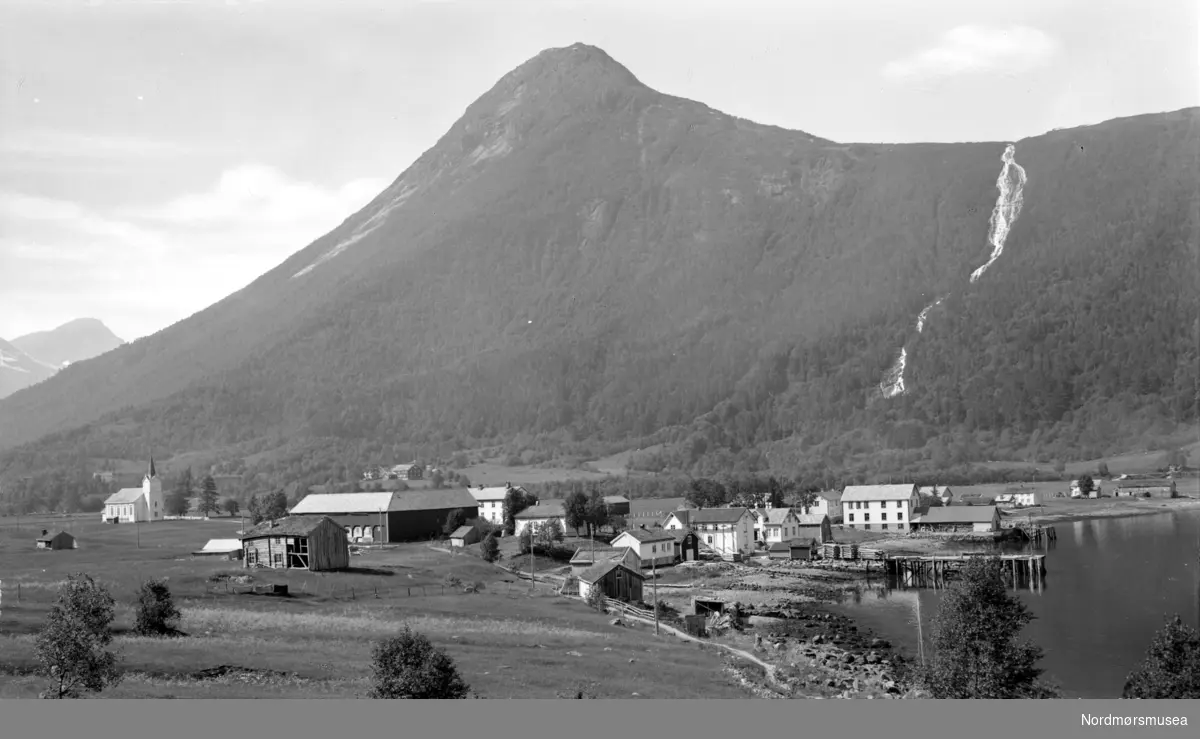 Postkort med motiv fra Øksendal i Sunndal kommune. Prestegården drives av fam Husby.
 Postkortet er datert 1936. Fra Nordmøre museums fotosamlinger.
