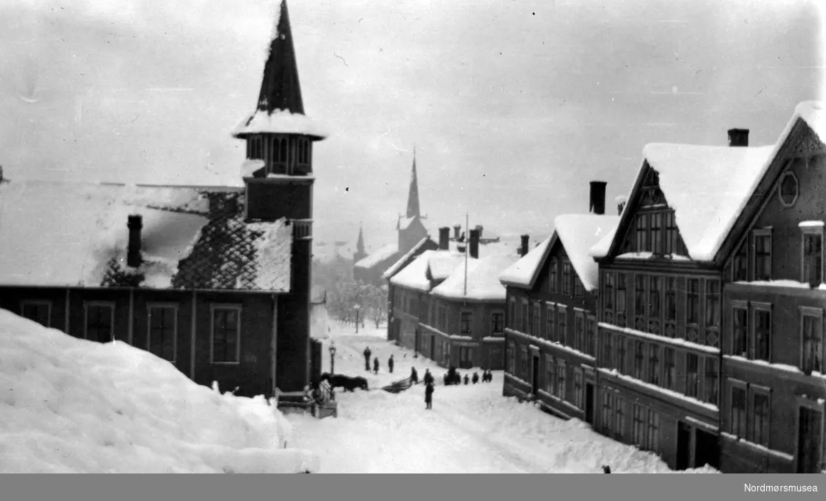 Postkort: Langveien og Metodistkirka i snø. Fra Nordmøre Museums fotosamlinger.
