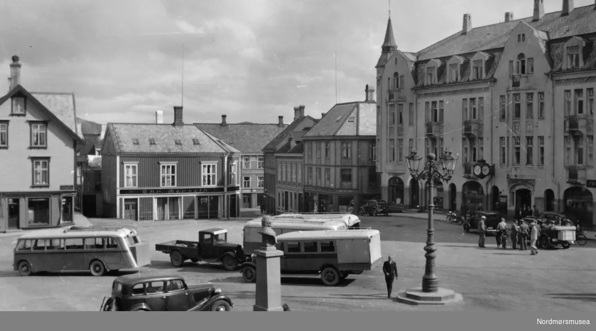 Torget på Kirkelandet i Kristiansund, 1938. I forgrunnen: Bysten av Stortingspresident Christie. Grand Hotell til høyre. Merk lyktestolpen: En 5-armet meget påkostet. Både bysten og lyktestolpen er fremdeles å se i Kristiansund (pr.2007).


Fra venstre mot høyre ser vi gården til Dagny og Agnes Sognæs, H. Berseth, som hadde adresse 9 og 8 Torvet.
 Neste er Spareskillingbankens gård nede i Storgata.
 Så kommer husene som hadde adresse til Apotekergata.
 Grefsnes nr. 1, M. Kvande nr. 3 og Ø. Arnesen
nr. 5 og
lengst til høyre Grand Hotell, Torvet nr. 7,
som var eid av N. Nilsen. (Informant: ALTØ.) Fra Nordmøre Museum sin fotosamling.
