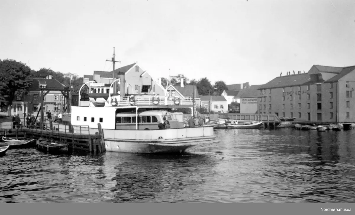 Bilferga Gaute ligger til fergeleiet i Johnsenhuken, som ligger der Nordmørskaia (foran Nordmørskafeen) er pr. 2007.  I bakgrunn fra venstre ser vi Johnsengården som var børslokale før 2. verdenskrig. Til høyre ser vi Astrups klippfiskbrygge. Fra Nordmøre Museum sin fotosamling