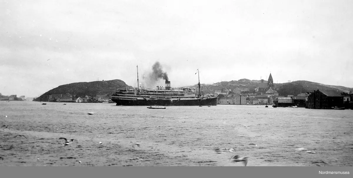Fra Nordmøre Museum sin fotosamling, Sundbåten foran cruiseskip, anno dazumal. Samme motiv sombilde nr KMb-1987-005.3510 sier
Espen Arnestad - 04.03.2017. Se tekst der, om MS Foucauld.
