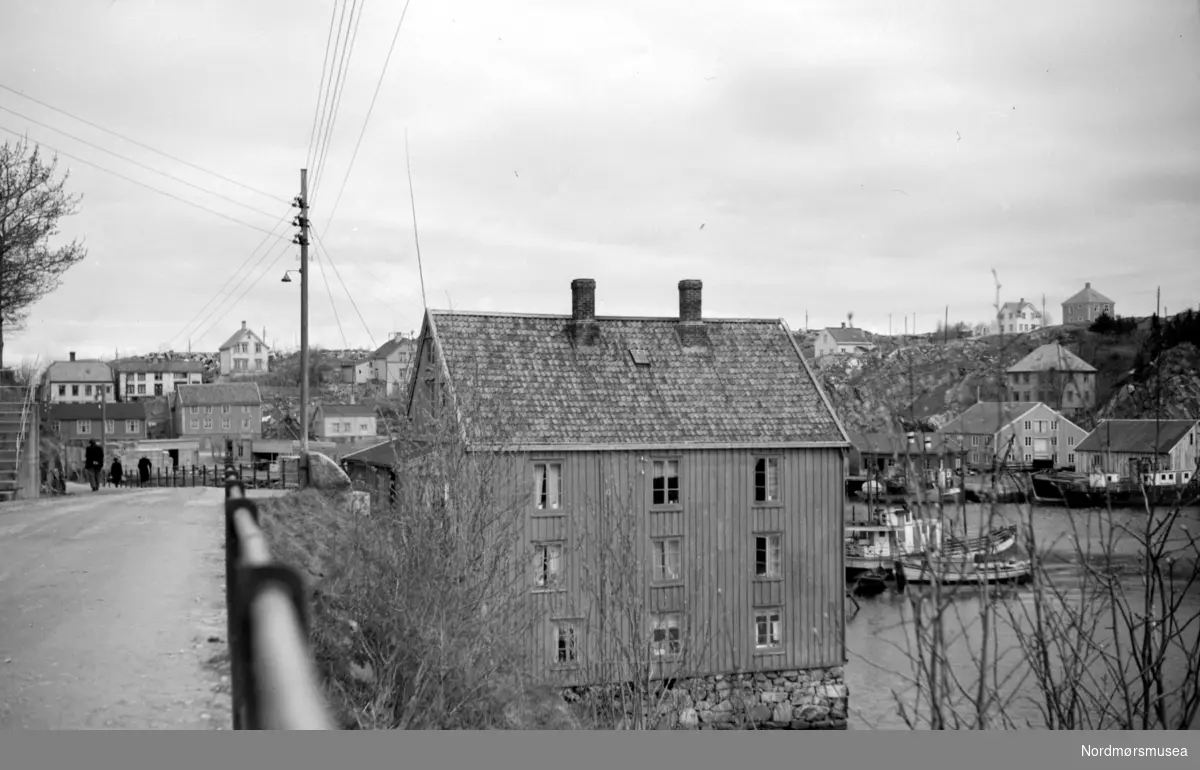 I bunnen av, innerst i Vågen, bak Grågården, lå Øvre Vaagens Værft. (PS). Et bilde fra Vågen i Kristiansund, Grågården sett fra Kranaveien. Fra Nordmøre Museum sin fotosamling