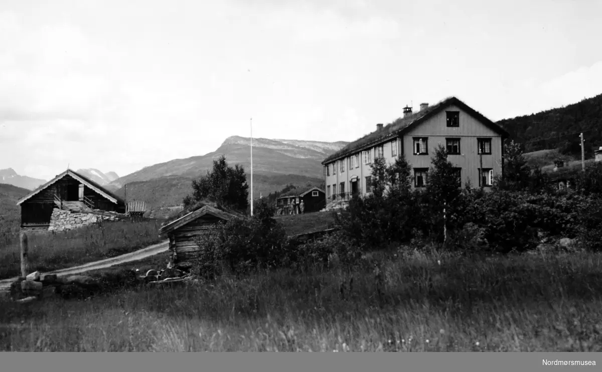 Storli gård. Kan være Storli gård i Storlidalen, Oppdal kommune. Fotograf er sannsynligvis Georg Sverdrup, mens datering er mer usikker; trolig engang mellom 1930 til 1939. Fra Nordmøre Museums fotosamlinger. Reg: EFR
