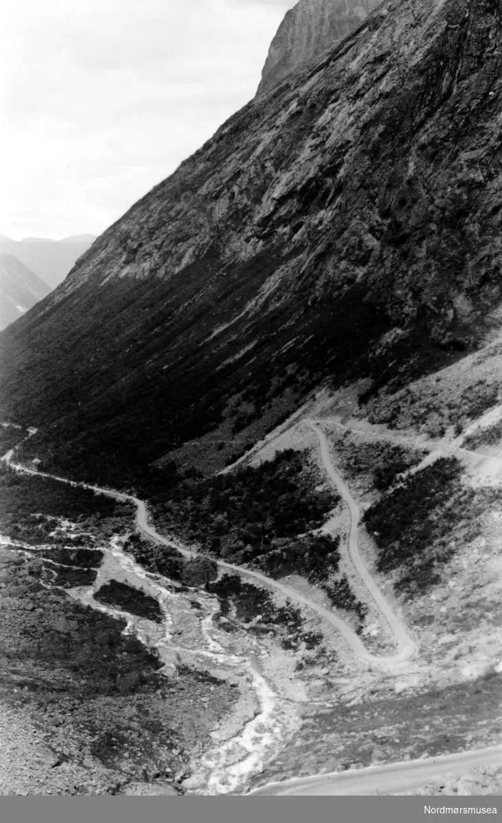 Foto fra Trollstigen i Rauma kommune. Fotograf er sannsynligvis Georg Sverdrup, men datering er mer usikker; trolig fra perioden 1930 til 1939. Fra Nordmøre Museums fotosamlinger. Reg: EFR
