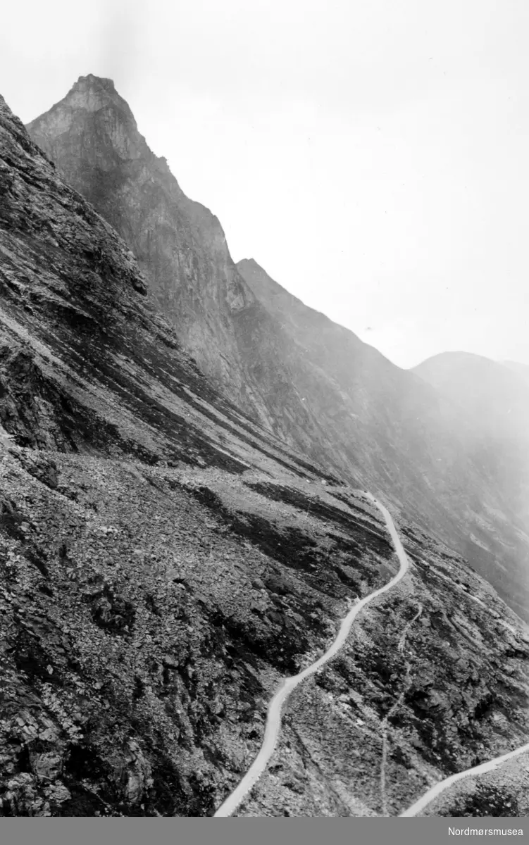 Foto trolig fra Trollstigen i Rauma kommune. Fotograf er sannsynligvis Georg Sverdrup, men datering er mer usikker; trolig fra perioden 1930 til 1939. Fra Nordmøre Museums fotosamlinger. Reg: EFR

