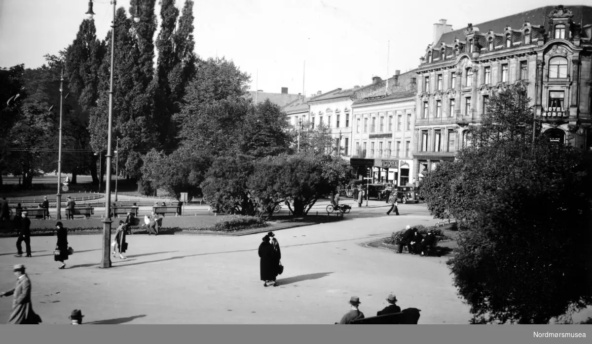 Foto trolig fra Oslo, hvor vi blant annet ser Hotell Belvedere, Bennets reisebureau, Hotell Victoria, Lilleborg, Oluf Lorentzen og Hotel Nobel. Datering er ukjent, men trolig omkring 1930 til 1939. Fotograf er sannsynligvis Georg Sverdrup. Fra Nordmøre museums fotosamlinger.
