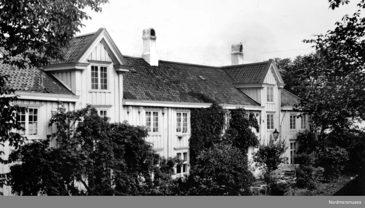 Foto fra Lossiusgården på Innlandet i Kristiansund. Datering er 1939, og fotograf er Georg Sverdrup. Fra Nordmøre Museums fotosamlinger.
