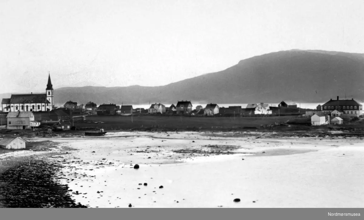 Postkort med motiv fra Evenskjer
 i Skånland kommune i Troms fylke. Til venstre i bildet ser vi Skånland kirke. Postkortet er sendt til Georg Sverdrup 18. august(?) 1939. Kortet er utgitt av Norsk Arbeide, hvor fotograf kan være en K.H. Fra Nordmøre Museums fotosamlinger. /Reg:EFR2013/



