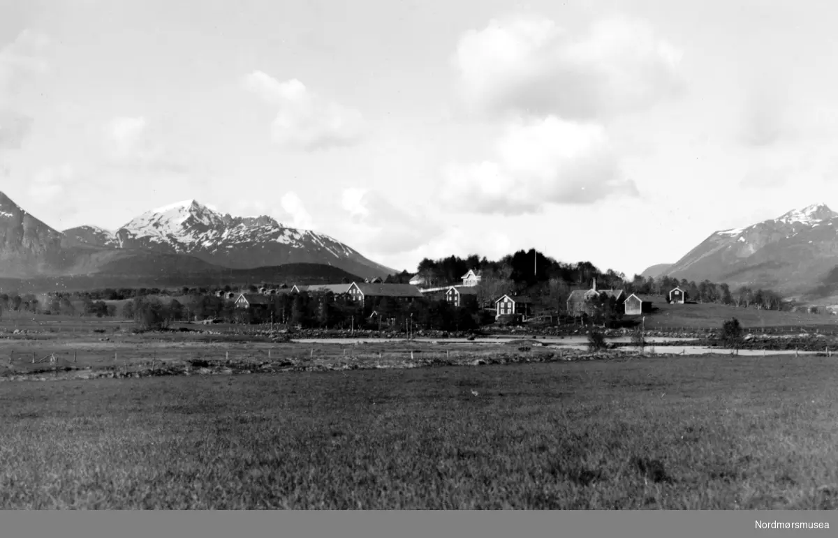 Parti fra bygda og området ved Svanviken i Eide kommune. Fotograf er Georg Sverdrup og datering er 1939. Fra Nordmøre Museums fotosamlinger. Reg: EFR
