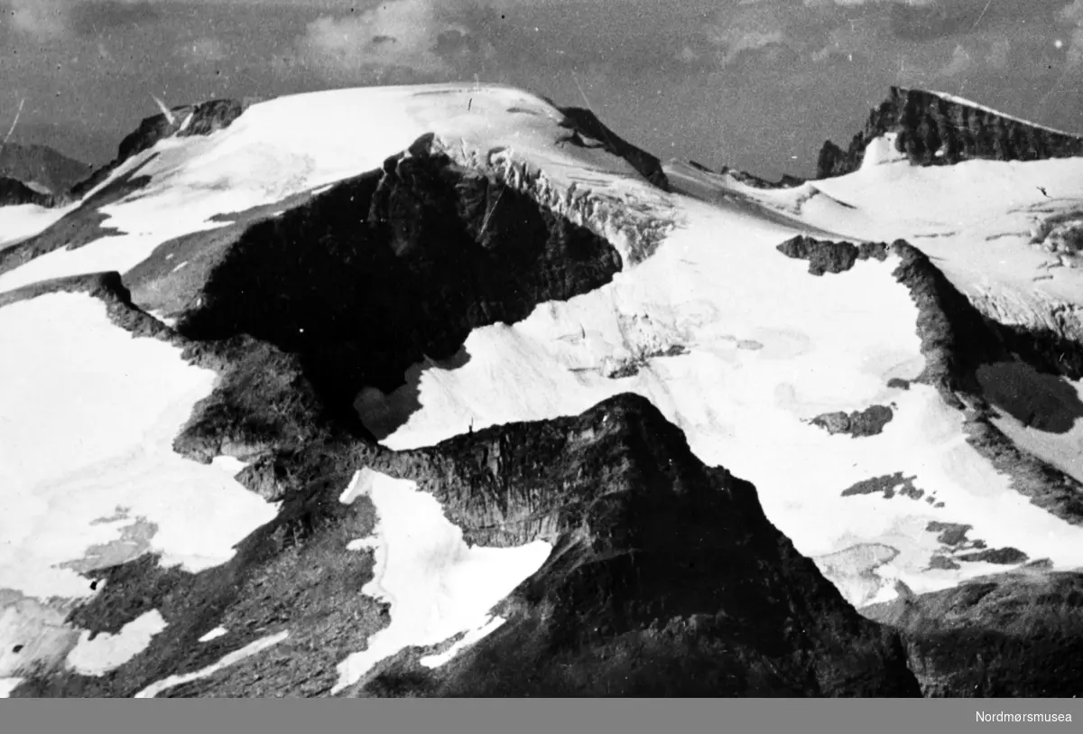 Foto fra Vinjefjell(?), sett fra Trolla. Usikker kommune, fotograf og datering. Fotograf kan være Georg Sverdrup, og datering kan være perioden 1930 til 1939. Fra Nordmøre Museums fotosamlinger