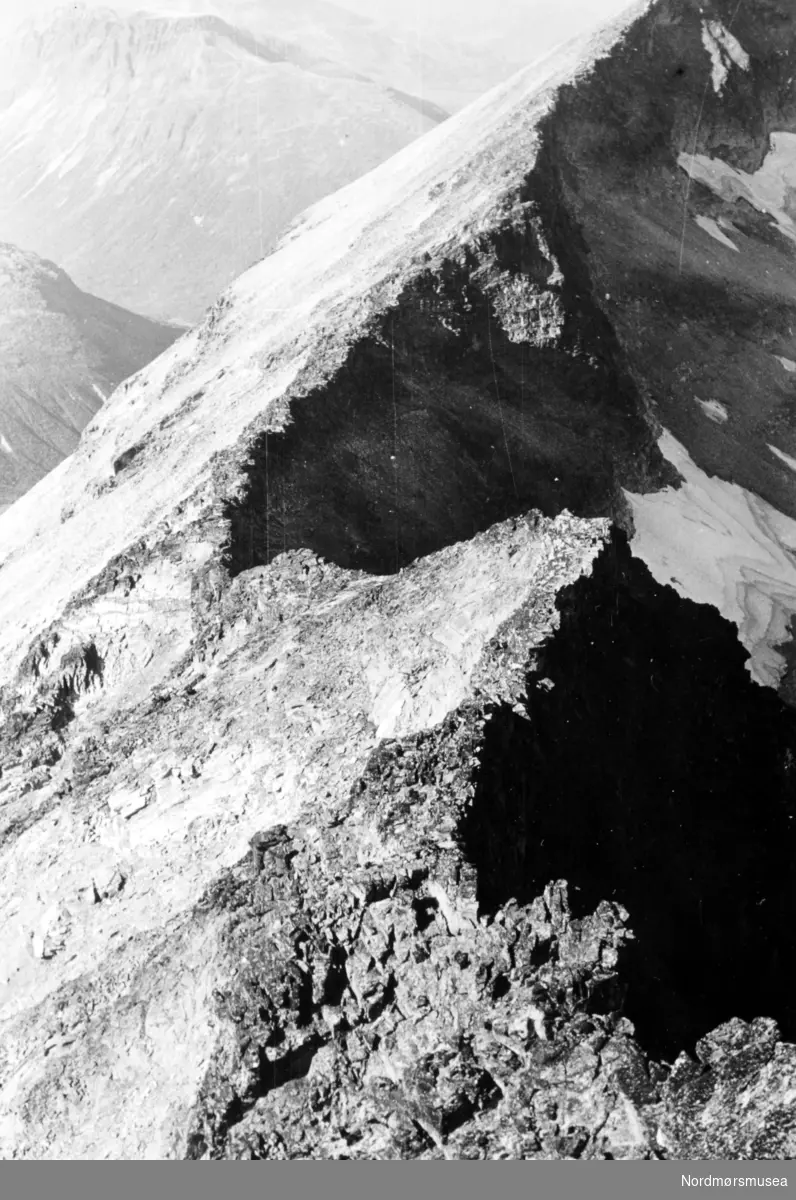 Eggen på Trolla i Skarfjell i Sunndal kommune. Ukjent fotograf og datering, men fotograf kan være Georg Sverdrup og datering kan være fra perioden 1930 til 1939. Fra Nordmøre Museums fotosamlinger. Reg: EFR
