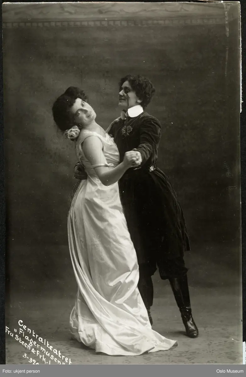 dobbeltportrett, kvinner, skuespillere, sangere, rollebilde, "Flaggermusen" på Centralteatret, stående helfigur, kostymer