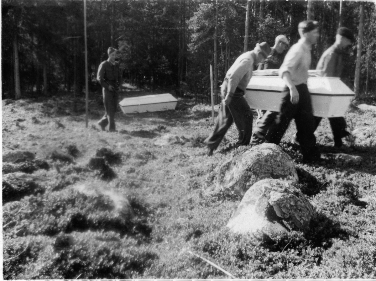 Norske nazister graver opp rusissiske soldatgraver på Glitre  våren 1945. De Russiske krigsfangerne ble lagt  i kister og ført opp til Gol Kyrkje.