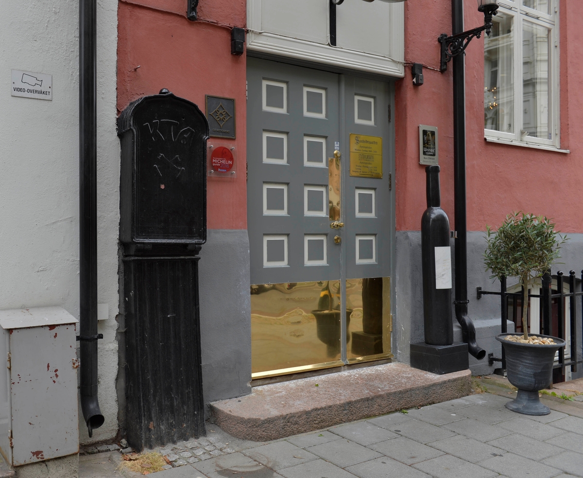 Støpejernsfordeler i Oslo med "skjørt". Denne typen fantes i 3-4 varianter og stammer fra rundt århundreskiftet. Legg merke til emblemet under bokstavene KTA (Kristiania Telefonanlegg), som består av to telefonrør av den eldste typen. De fleste er i Oslo, men de finnes over hele landet. Der har de andre emblemer, som for eksempel riksvåpenet.