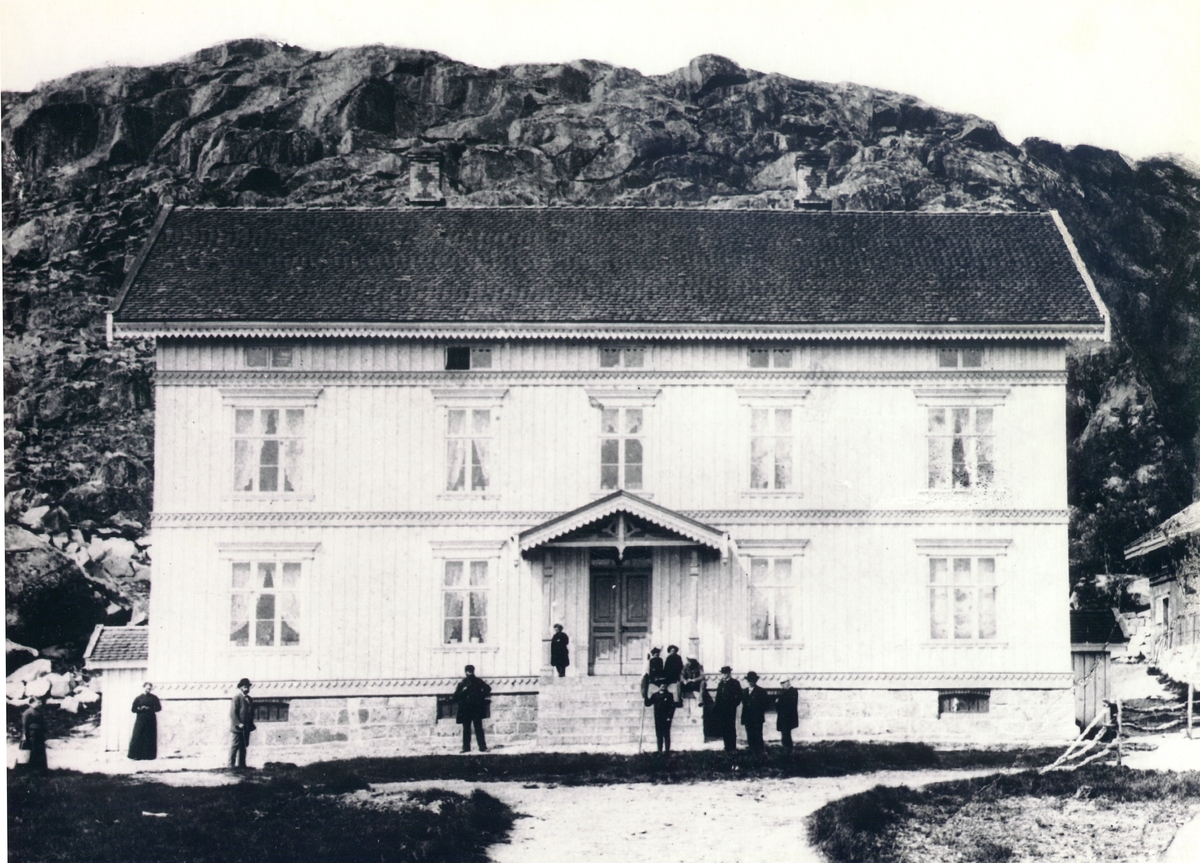 Lødingen telegrafstasjon er en tømmerbygning i to etasjer på granittmur, og dekket med skifer på taket.  Hele første etasje ble brukt som ekspedisjonslokaler for telegram fram til 1936. Etasjen inneholdt gang, ytre skranke, indre skranke, Morsesal, Wheatstonesal og Siemenssal.
I annen etasje hadde telegrafinspektøren sin leilighet og sine kontorer fram til 1913. Da rikstelefonen kom, fikk også denne plass i annen etasje. I loftsetasjen var det fire hybler med alkover, gang og et åpent loftsrom som ble brukt som tørkeloft og arkiv.