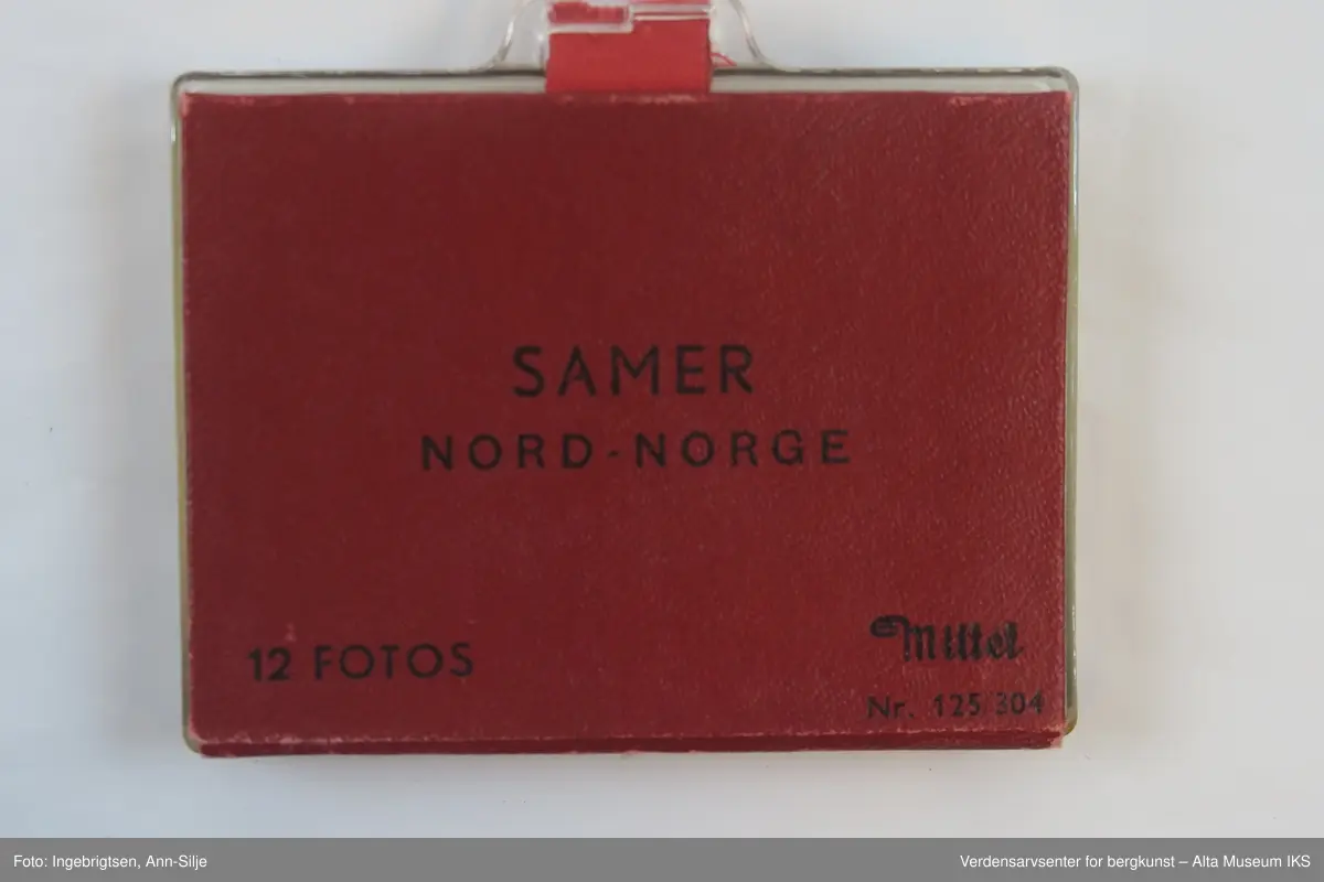 Tre små etuier i trukket lær og plast som inneholder hver sin remse med fotokopier med ulike motiver fra Nord-Norge. Remsene er festet i den ene enden til skinnplaten. 
Gjenstand A inneholder motiver av samer og deres levesett.
Gjenstand B inneholder motiver av landskap i Nord-Norge.
Gjenstand C inneholder motiver av landskap i midnattsol.