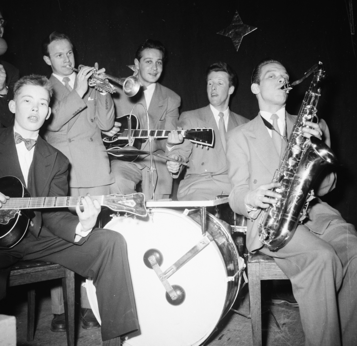 Vardens arkiv. "Byforeningen i Festiviteten. B.la. Lommeruds orkester"  17.02.1954