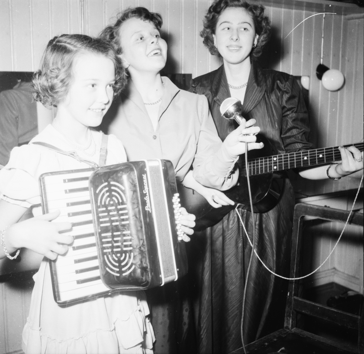 Vardens arkiv. "Byforeningen i Festiviteten. B.la. Lommeruds orkester"  17.02.1954