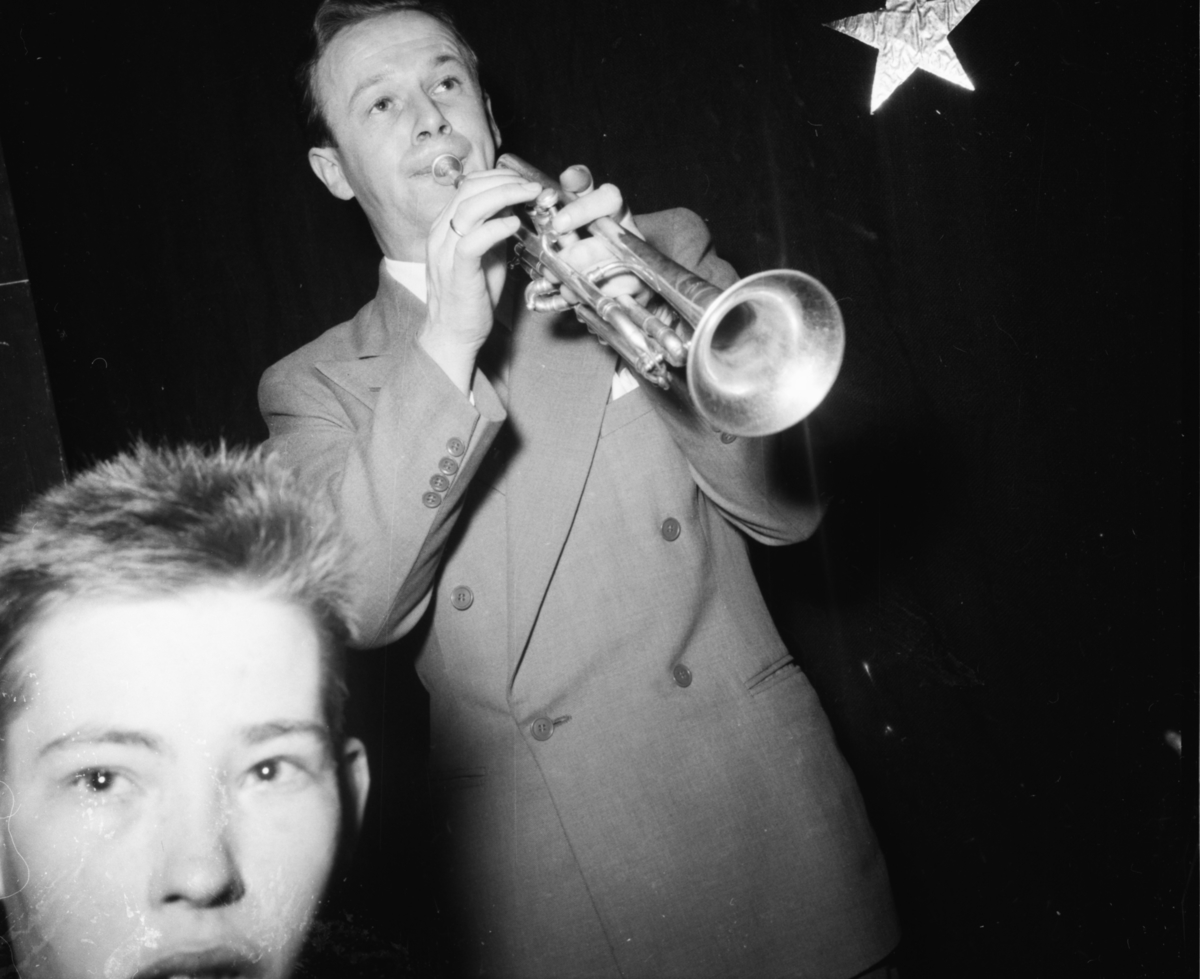 Vardens arkiv. "Byforeningen i Festiviteten. B.la. Lommeruds orkester"  17.02.1954