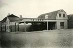 Bensinstation i hörnet av N:a Långgatan - Västra Sjögatan omkring 1930.