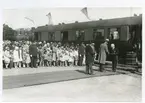 Gustav V vid Ölandskajen (Ölandshamnen) i samspråk med landshövding John Falk till höger och ryttmästare Birger Jeansson till vänster. Polismannen närmast Jeansson heter Folke Berg. Cirka 1934-36.