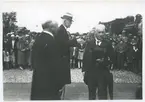 Gustav V vid Ölandskajen (Ölandshamnen). Från vänster konsul John Jeansson, Gustav V och landshövding John Falk.
1930-talet.