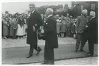 Gustav V vid Ölandskajen (Ölandshamnen). 1930-talet.
Från vänster Gustav V, konsul John Jeansson, prins Eugen och landshövding John Falk.