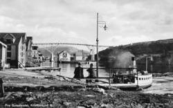 Sundbåten legger til på Gomalandet. I bakgrunnen ses Nordhol