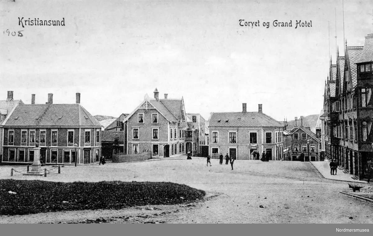 Postkort med motiv fra Torget på Kirkelandet i Kristiansund, hvor vi blant annet ser Christiestøtten på venstre side, samt byens første Grand hotell til venstre. Bildet er trolig datert til 1905, og hotellet brant ned til grunnen etter en brann i vedboden november 1907. Fotograf er ukjent.
Fra Nordmøre museums fotosamlinger.
