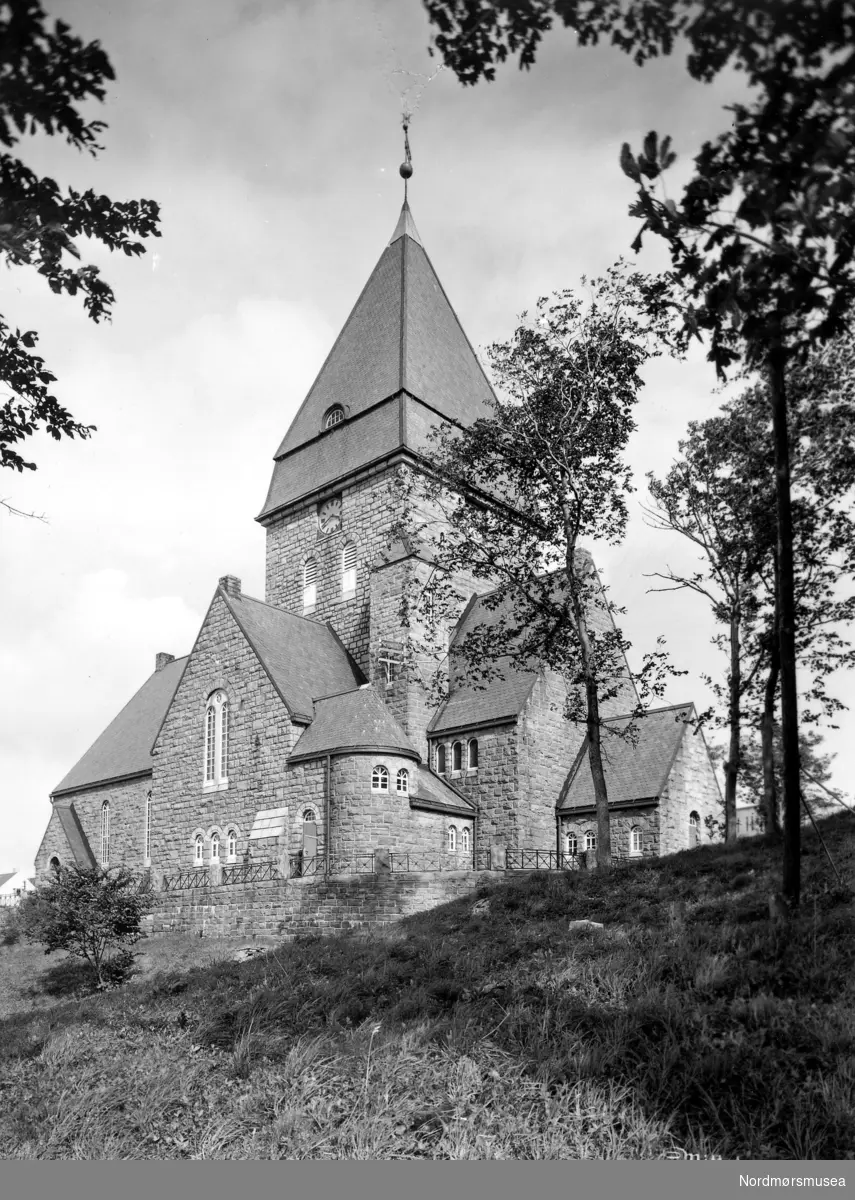 Nordlandet kirke på Nordlandet i Kristiansund. Historie:I 1875 besluttet bystyret i Kristiansund å bygge en kirke i denne bydelen. Det ble sikret tomt i 1883, og grunnsteinsnedleggelsen fant sted den 4. mars 1913. Nordlandet kirke ble innviet 16. desember 1914. Kirken ble tegnet av kirkearkitekt H. Schytte-Berg fra Trondheim, etter en arkitektkonkuranse mellom arkitektene H. Skytte-Berg, O. Stein og Kr. Rivertz. Rivertz står for kjente bygg i Kristiansund som Festiviteten, Norges Bank og byens nye jugenstilpregede Grand Hotell, da det første Grand Hotell brant ned i 1907. Byggmester Havnes fra Ålesund, stod for Hovedentreprisen. Mer om Nordlandet kirke kan leses her: http://kristiansund.kirken.no/tekstsider.cfm?avdelingsid=38517&text_id=49401. Fra Nordmøre Museum si fotosamling. EFR2015 