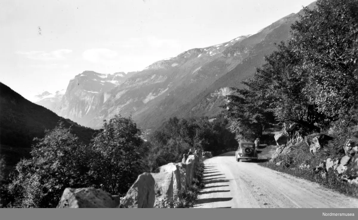 Postkort: 224 "Parti fra Sunndalen. Eneret G. Sverdrup 1938 224". Gråura, fylkesgrensa.  Foto fra hovedveien Sunndal-Oppdal.  Fra Nordmøre Museums fotosamlinger.