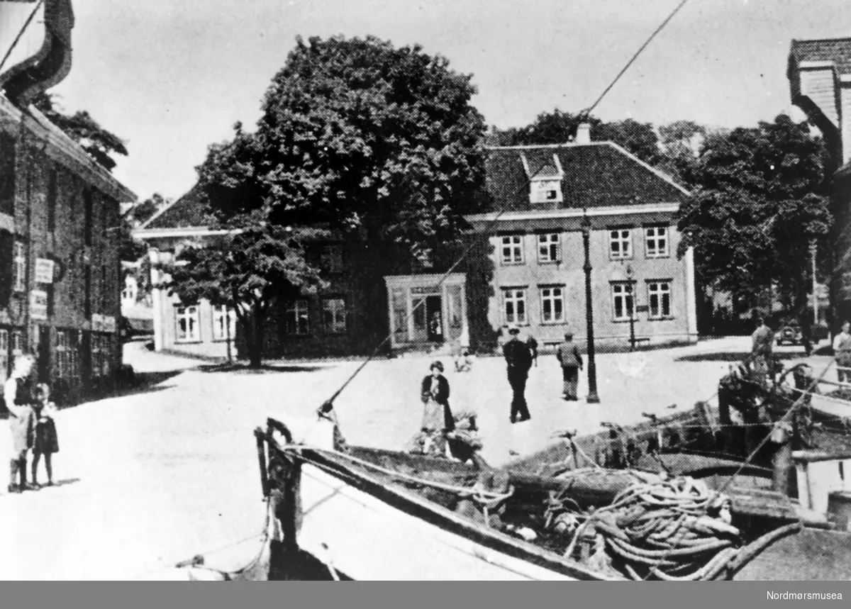 Foto fra Johnsengården i Johnsenhuken i Vågen på Kirkelandet i Kristiansund, trolig omkring 1910 til 1930. Fotograf er trolig Georg Sverdrup. Fra Nordmøre museums fotosamlinger. EFR2015