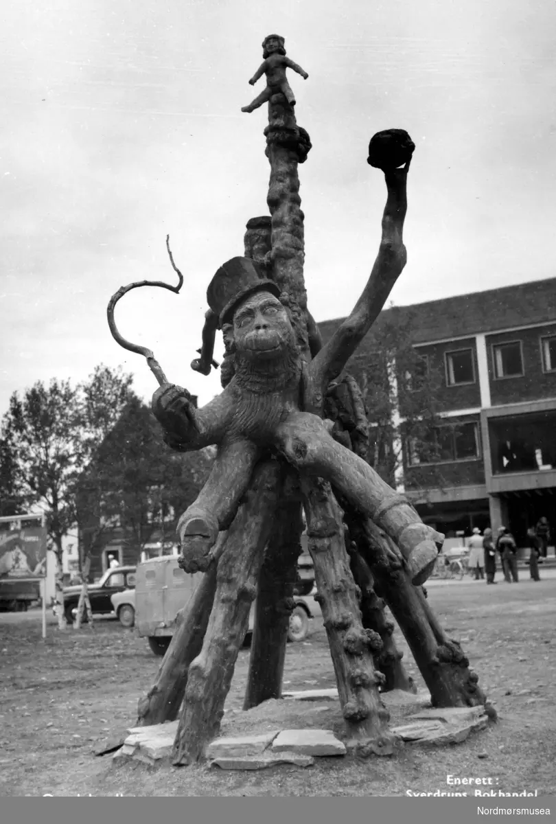 Dublett. Postkort: ";Oppdalstrollet";. Foto av Oppdaltrollet på Torget i Oppdal kommune. Fotograf er trolig Georg Sverdrup, og datering er sannsynligvis fra perioden 1950 til 1965. Fra Nordmøre Museums fotosamlinger. Reg: EFR
