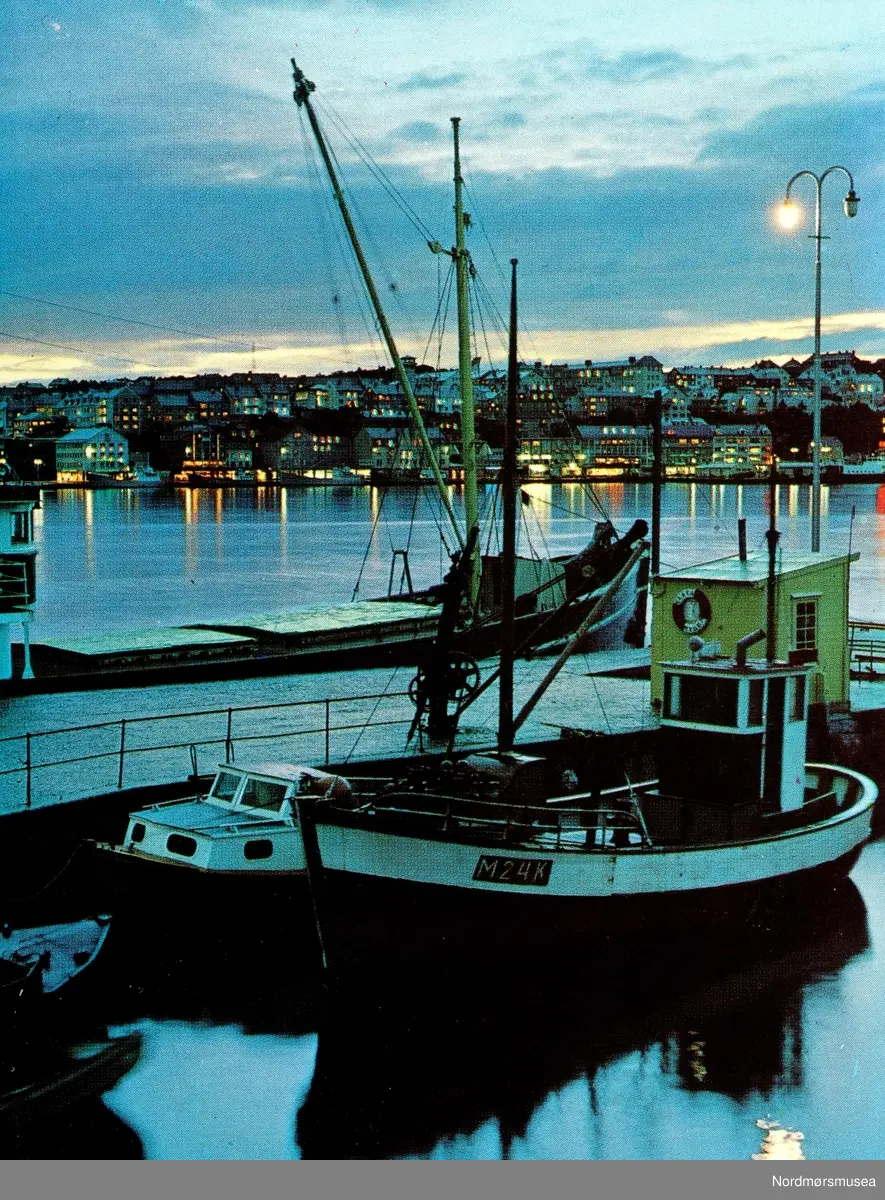 Motorskøyte i huken på Nordlandet. Hun heter M/K" Olav" M-24-K og er bygget i tre i 1942 og hadde følgende hoveddimensjoner: L= 25 fot. x B= 7 fot. x D= 3,5 fot og hadde en Sabbmotor på 5hk. Eier er: Otto Havneraas, Kristiansund. (Info: Peter Storvik). -- 

Postkort med motiv tatt fra sundbåttillegget på Nordlandet, hvor båter ligger forankret.  Nærmest sees en skøyte med registeringsnummert M24K, som viser at den hører til i Kristiansund.  Her ser vi over havna med Kirkelandet i bakgrunnen.  Fra Nordmøre Museums fotosamlinger.