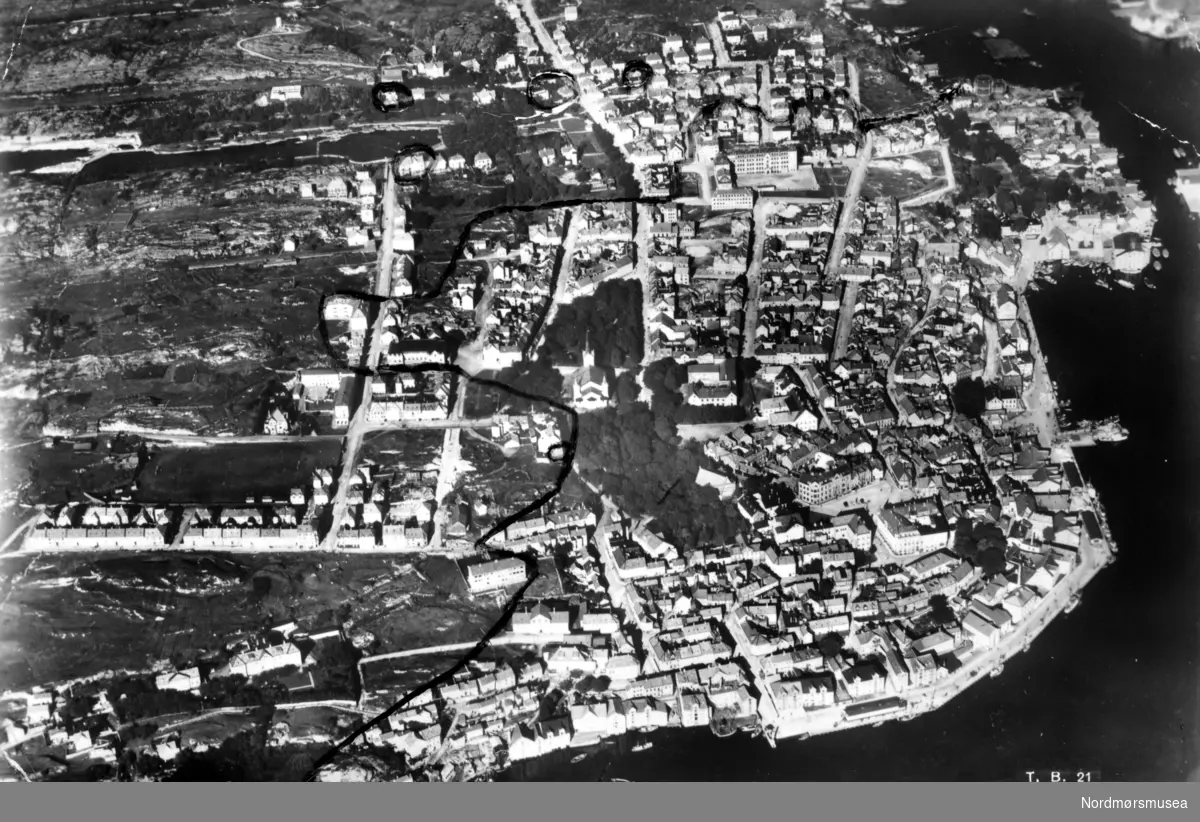 Postkort med flyfoto fra Kirkelandet i Kristiansund. Fra Nordmøre Museums fotosamlinger.
